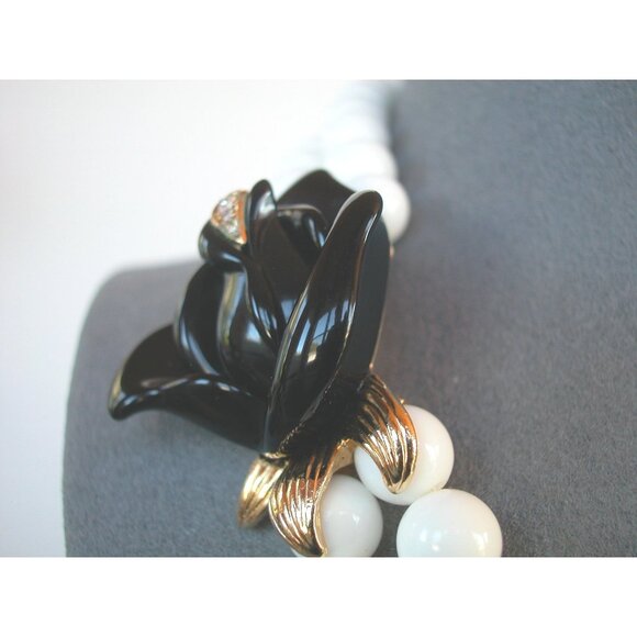 VINTAGE KJL FOR AVON NECKLACE & EARRINGS BLACK LILY FLOWER/FAUX PEARLS - Picture 2 of 7